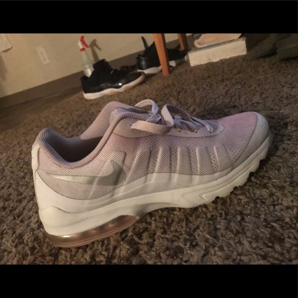 Wines Nike AirMax size 9.5